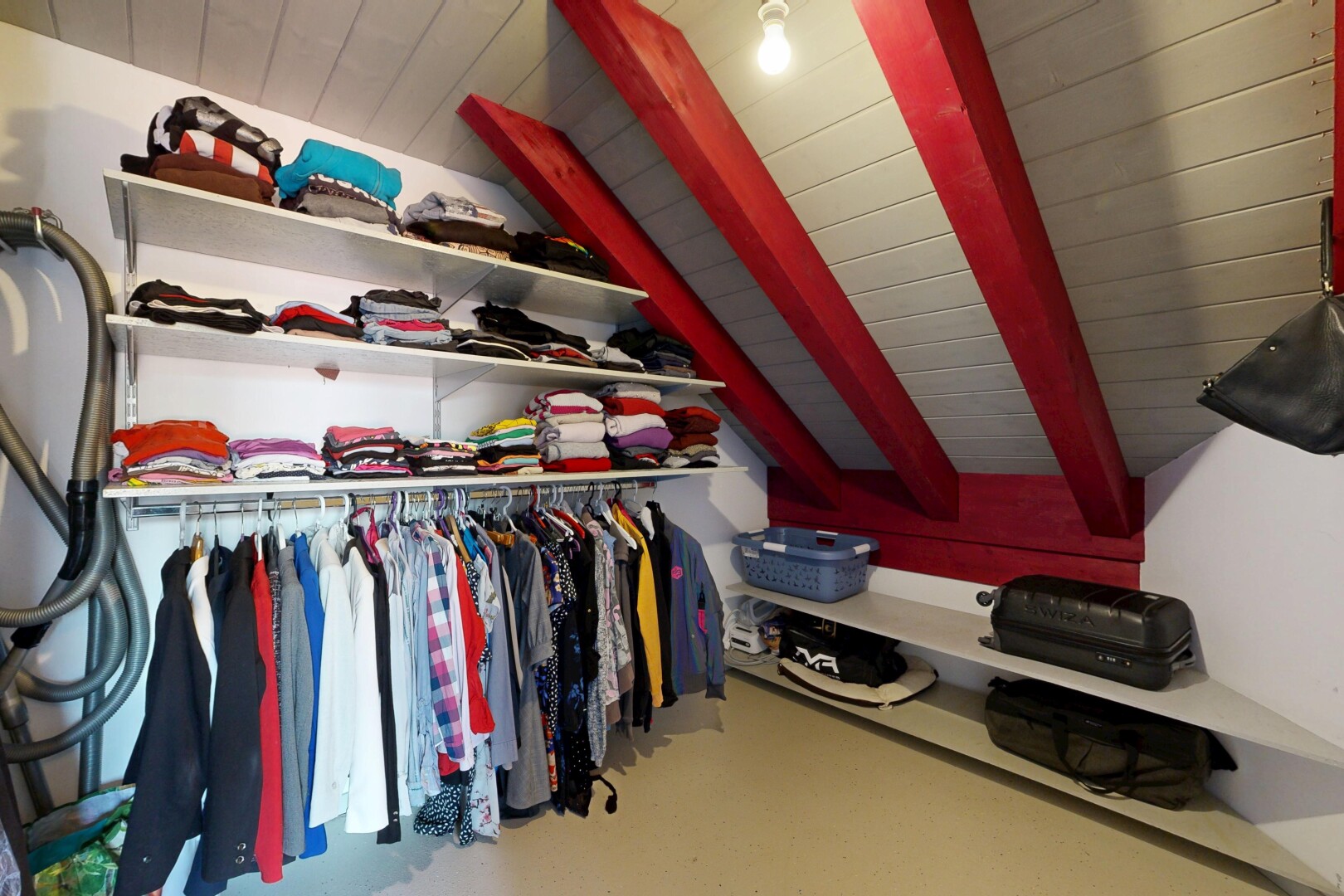 dressing avec plafond voûté, vaulted ceiling, plafond à poutres, et beamed ceiling