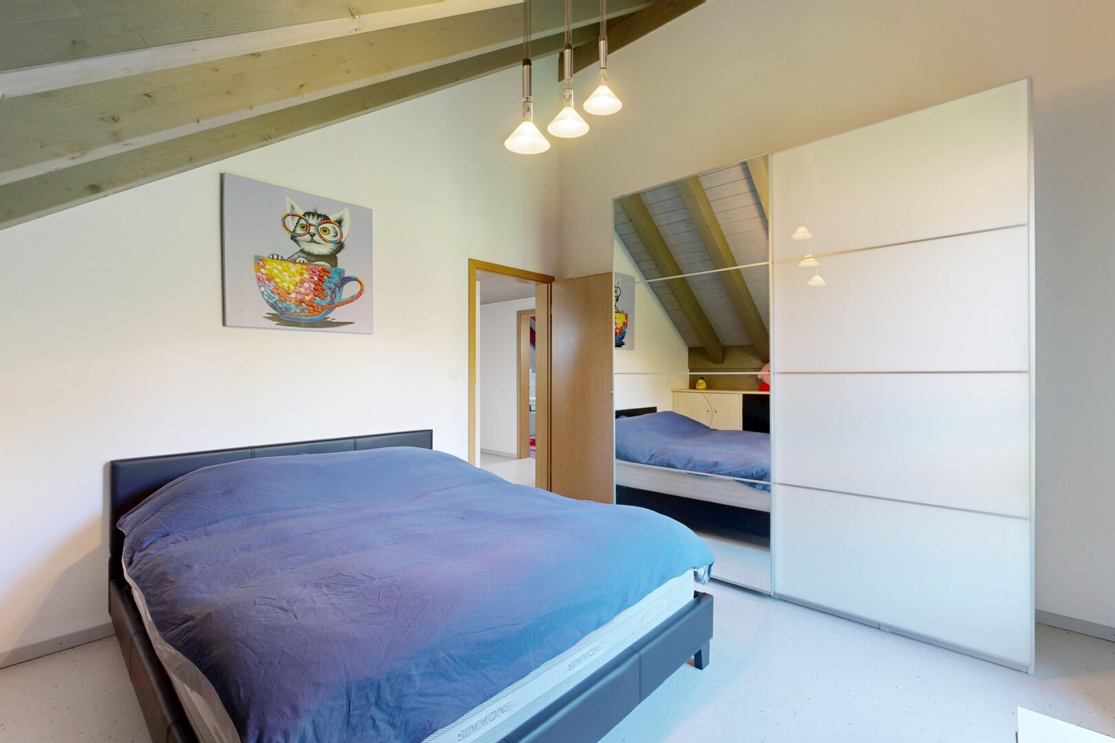 chambre avec cloison sèche, drywall, inside property, plafond à poutres, et beamed ceiling