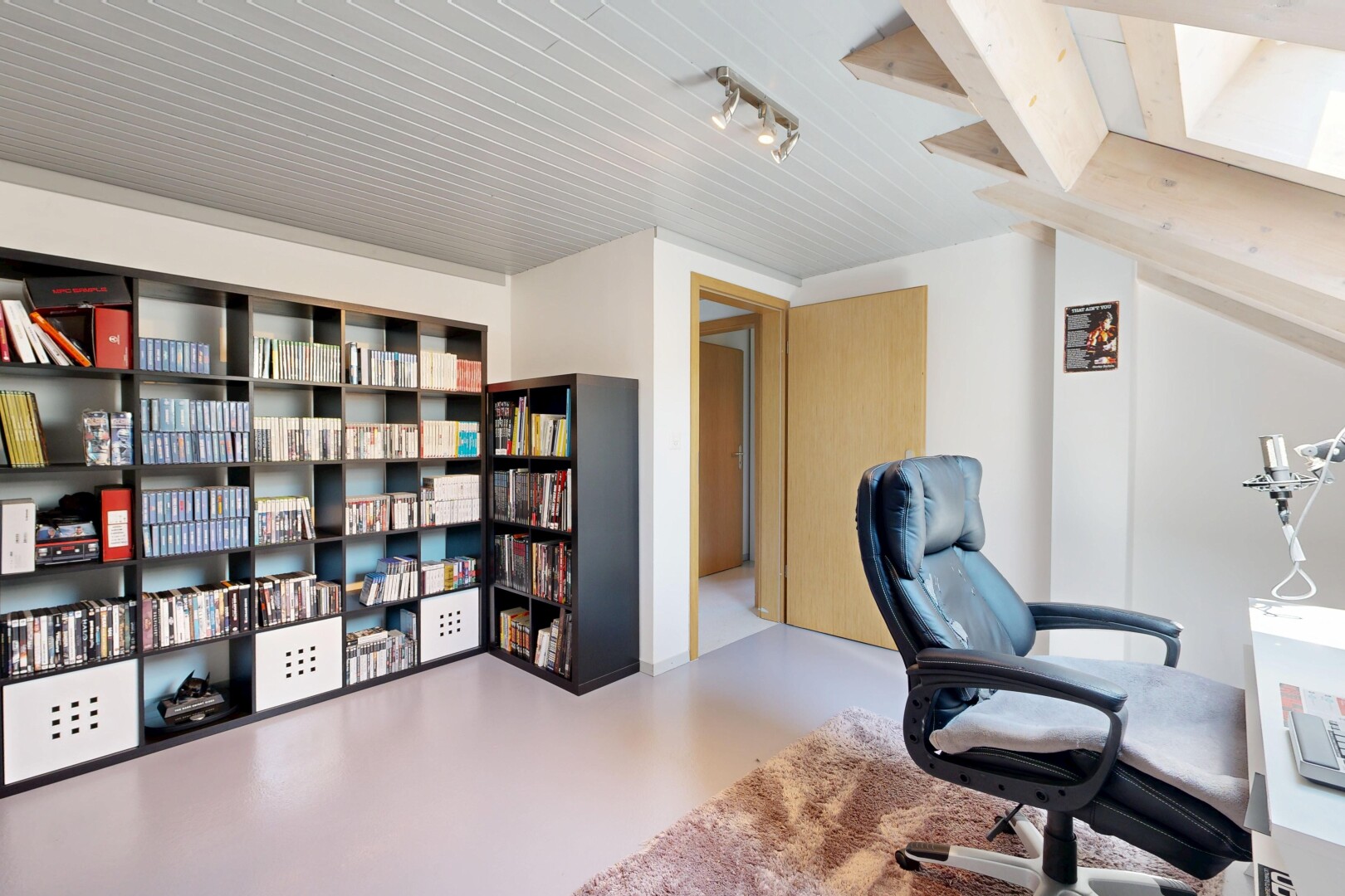 bureau avec finished concrete floor, sol en béton, concrete floor, cloison sèche, et drywall