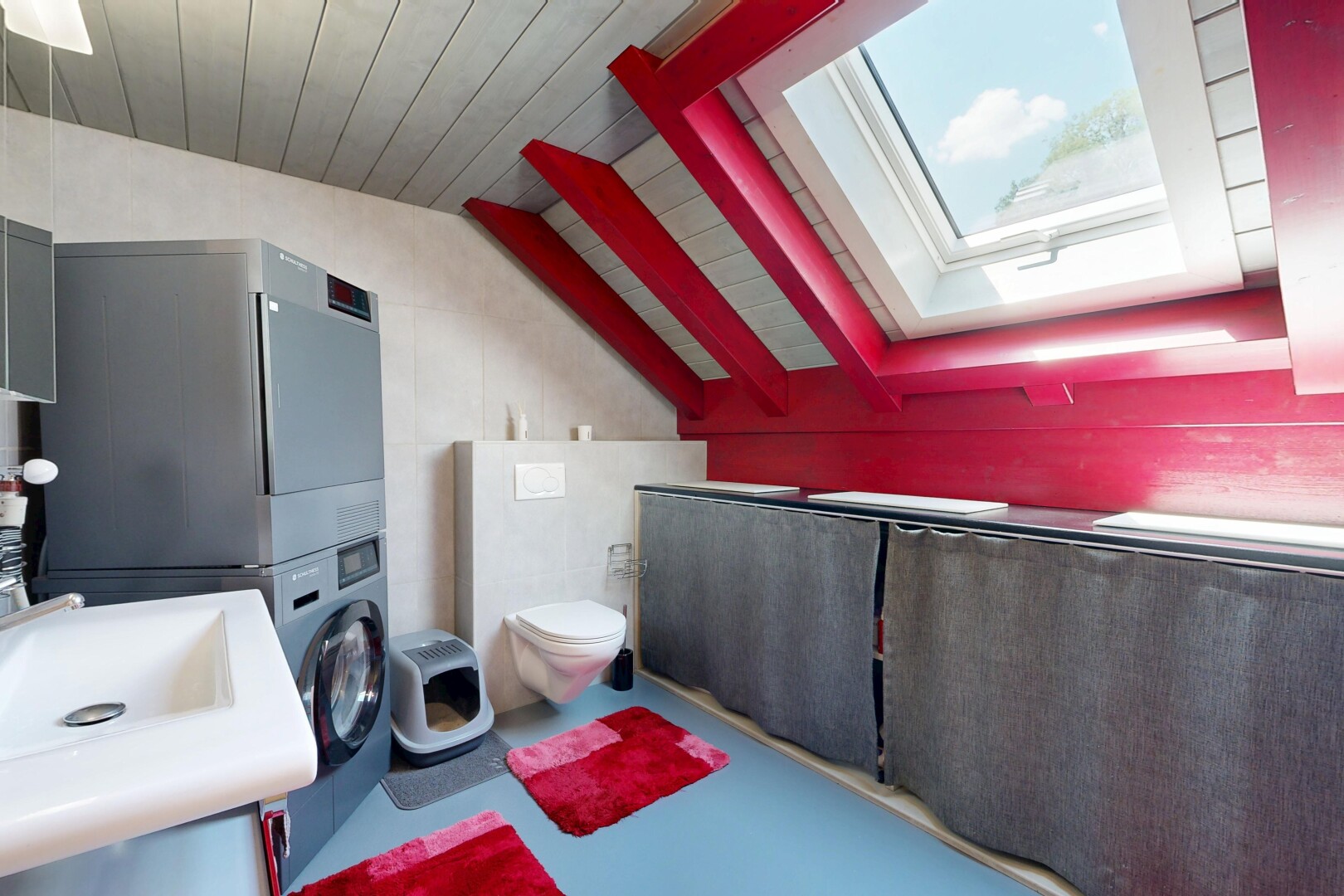 salle de bains avec plafond voûté, vaulted ceiling, puits de lumière, inside property, et lave-linge et sèche-linge superposés