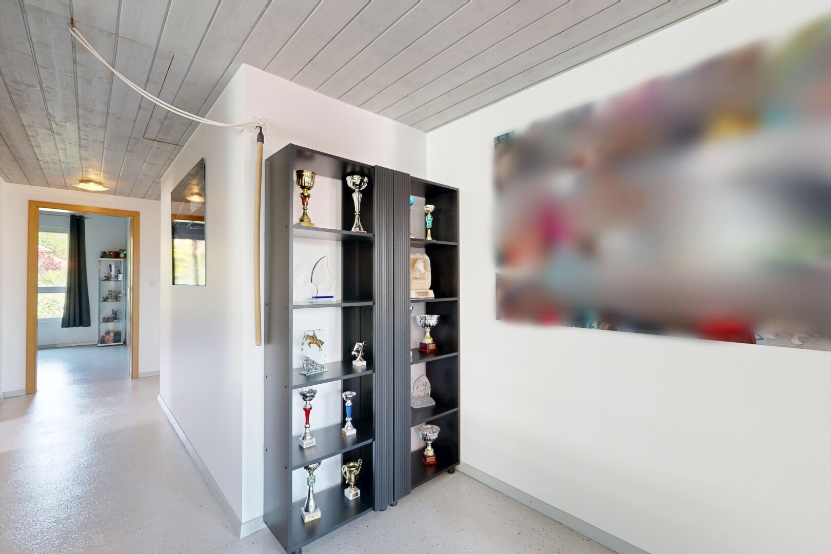 couloir avec plafond en bois, wood ceiling, télévision, cloison sèche, et drywall