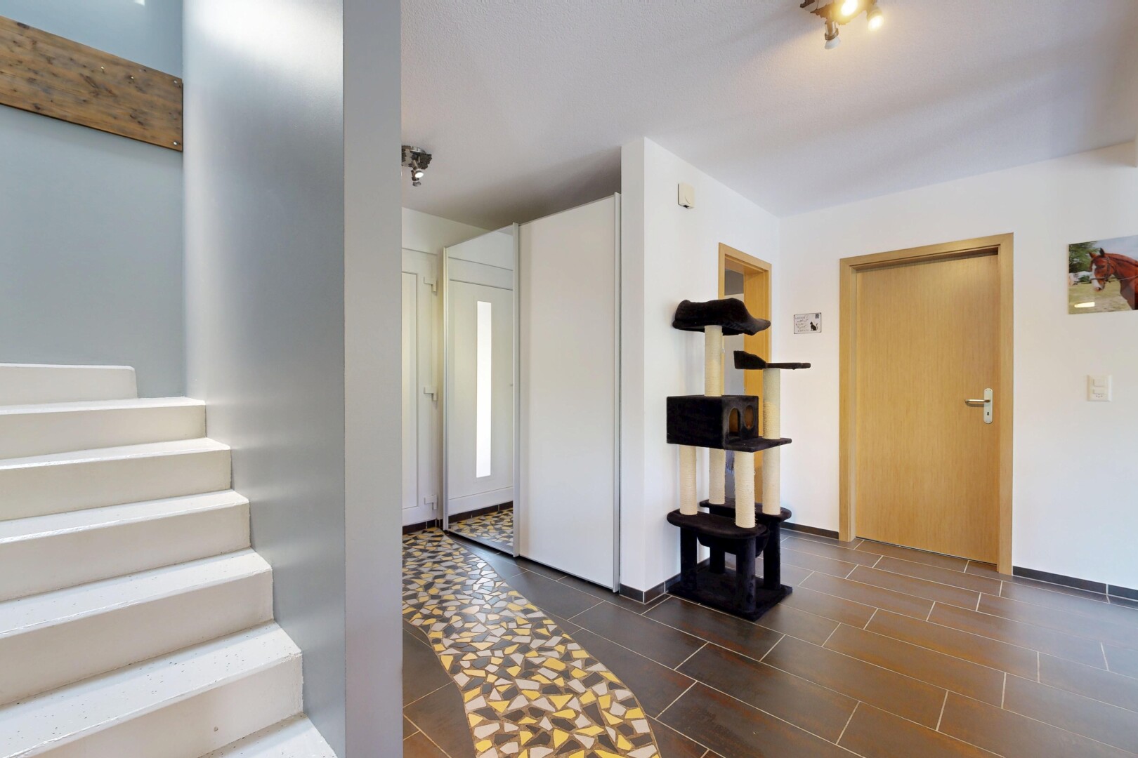 escaliers avec escaliers, cloison sèche, drywall, inside community, et sol en finition bois