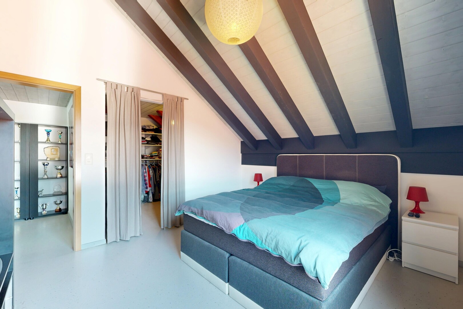 chambre avec plafond à poutres, beamed ceiling, plafond voûté, vaulted ceiling, et cloison sèche