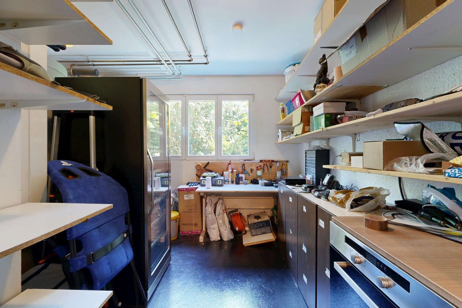 cuisine avec dark floor, inside property, lumière naturelle, natural light, et four