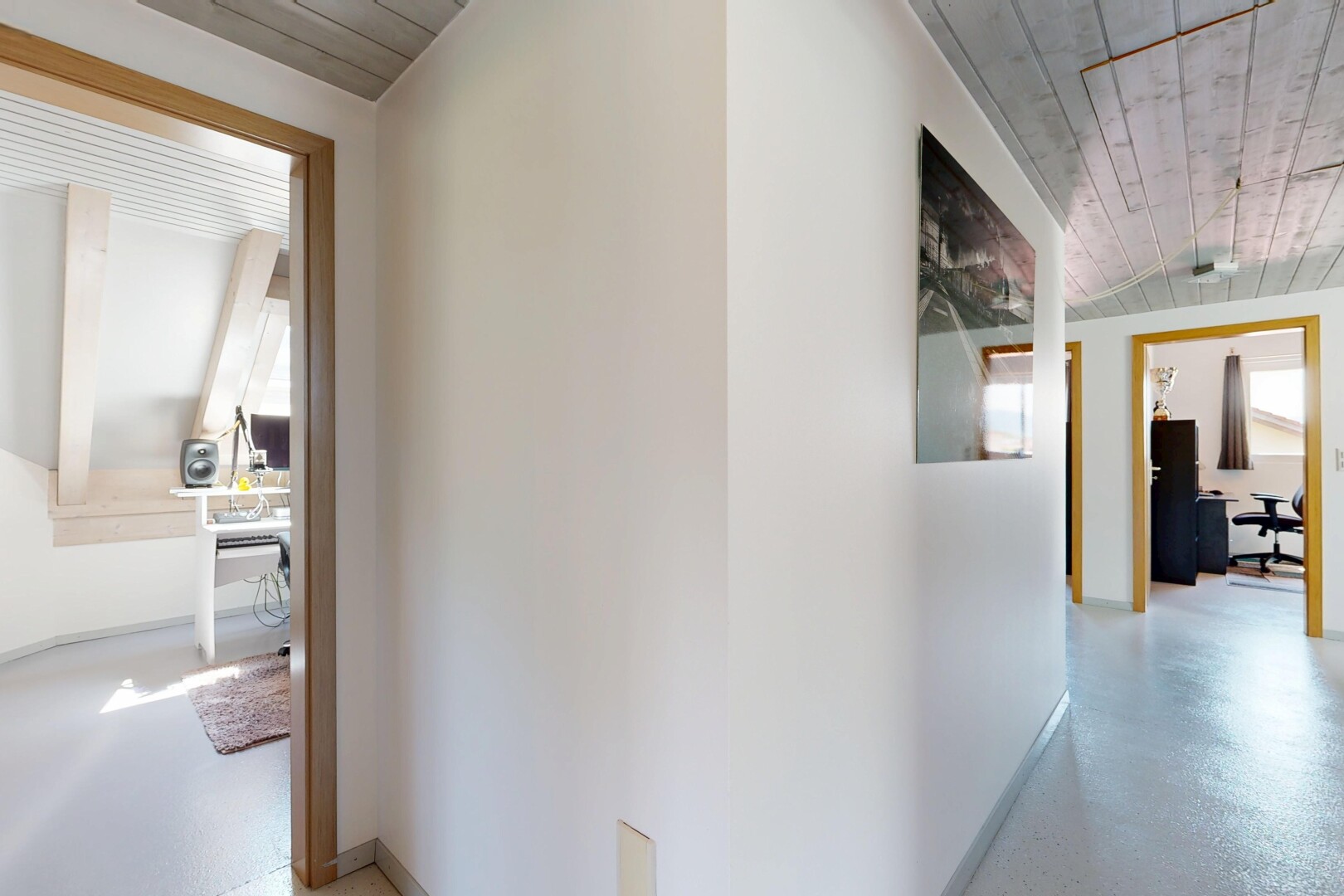 couloir avec cloison sèche, drywall, plafond en bois, wood ceiling, et inside property