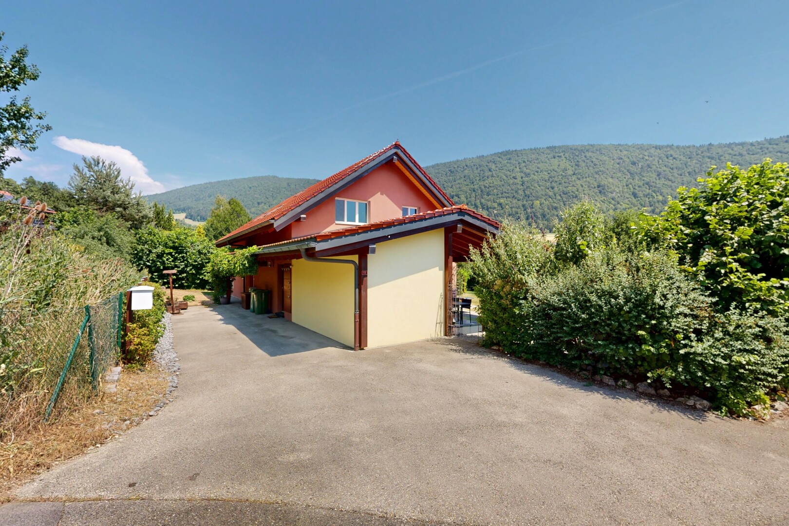 façade avec property visible, day time, mountain view, vue sur la montagne, et bardage en stuc