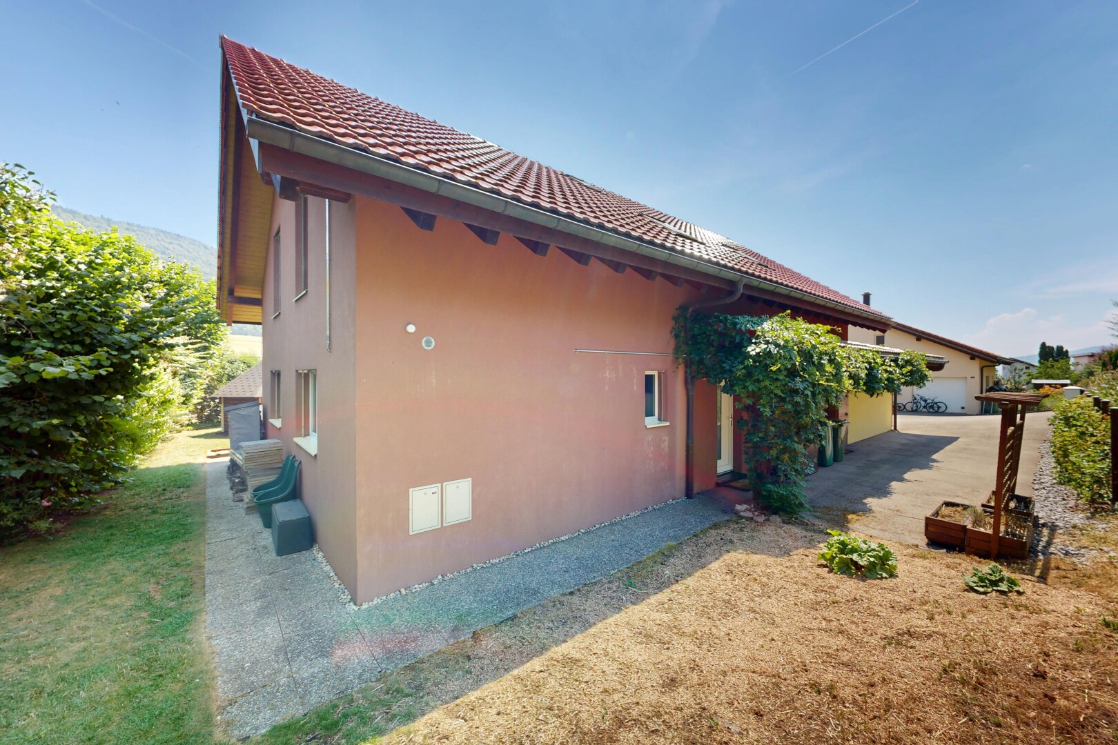 façade avec bardage en stuc, property visible, et day time