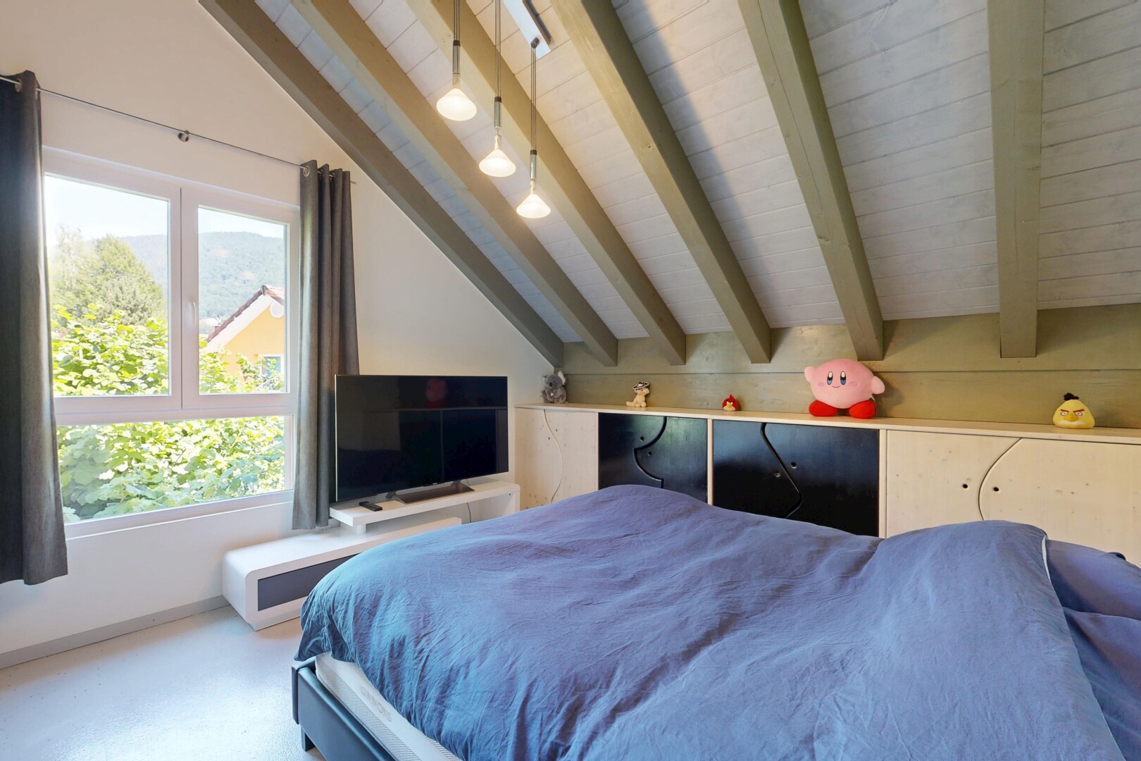 chambre avec inside property, cloison sèche, drywall, télévision, et plafond à poutres