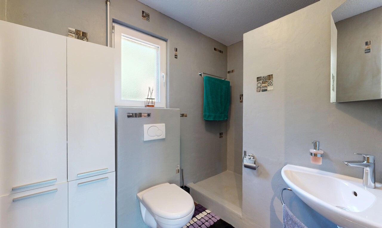 salle de bains avec salle de bain complète, douche, évier, inside property, et miroir