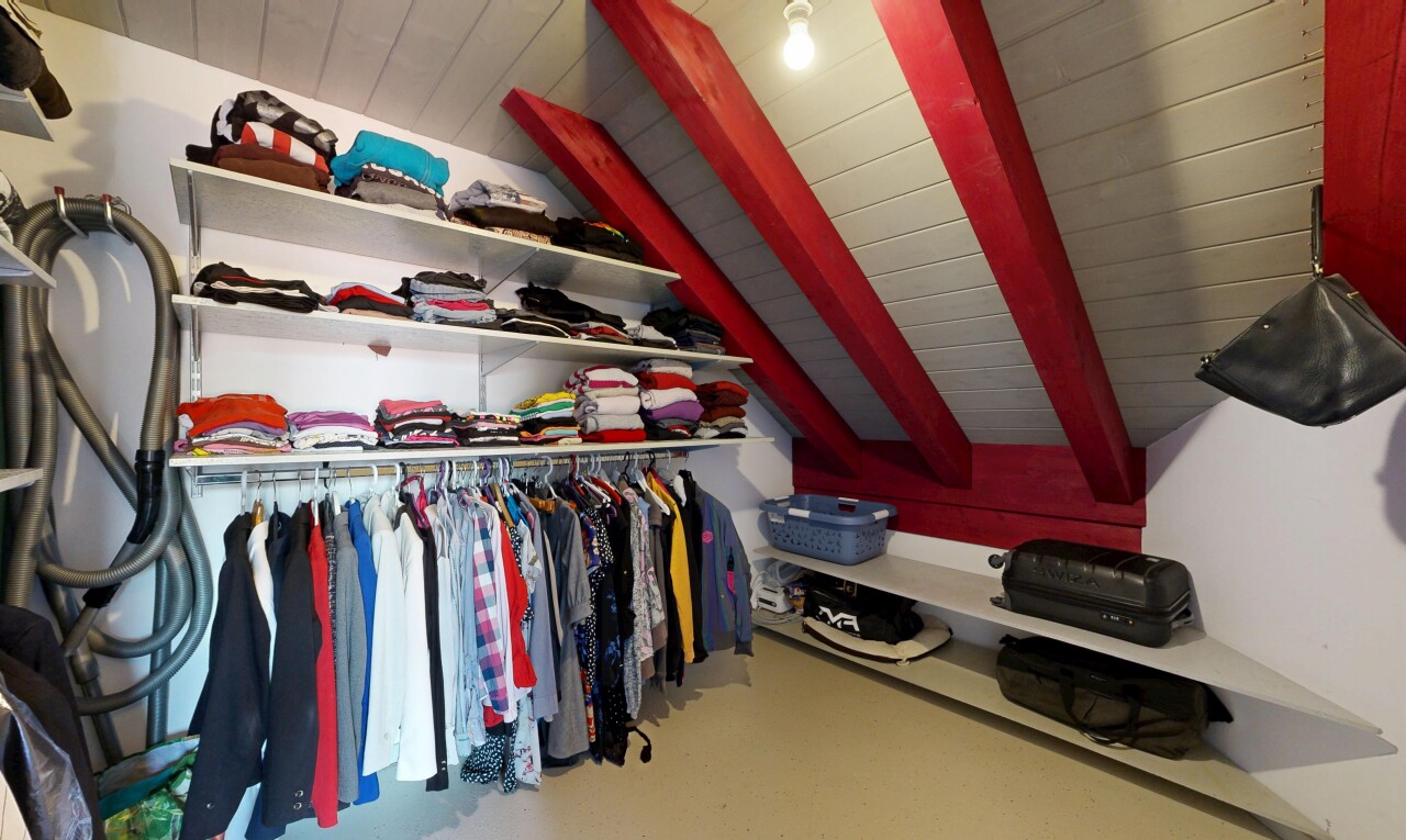 dressing avec plafond voûté, vaulted ceiling, plafond à poutres, et beamed ceiling