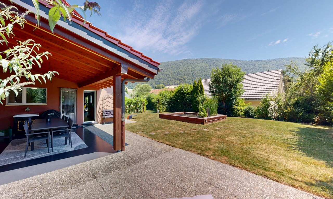 terrasse avec pelouse, terrasse, from property, et day time