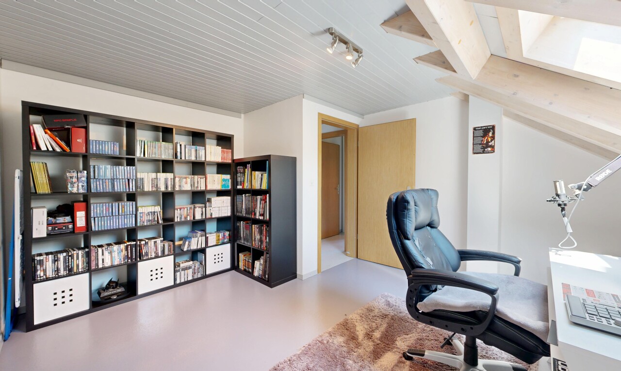 bureau avec finished concrete floor, sol en béton, concrete floor, cloison sèche, et drywall