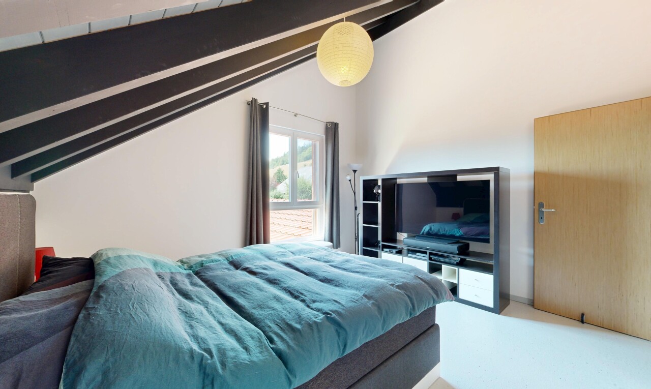 chambre avec cloison sèche, drywall, plafond à poutres, beamed ceiling, et lumière naturelle