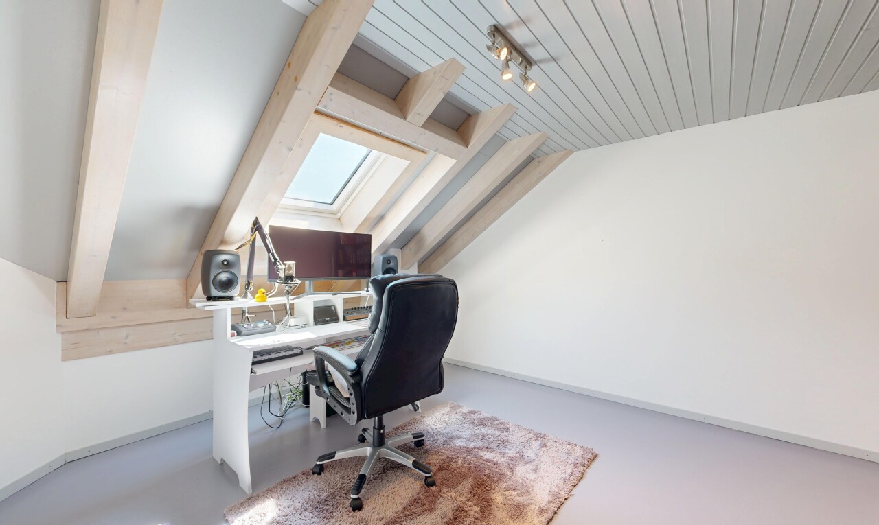 bureau avec puits de lumière, cloison sèche, drywall, finished concrete floor, et sol en béton