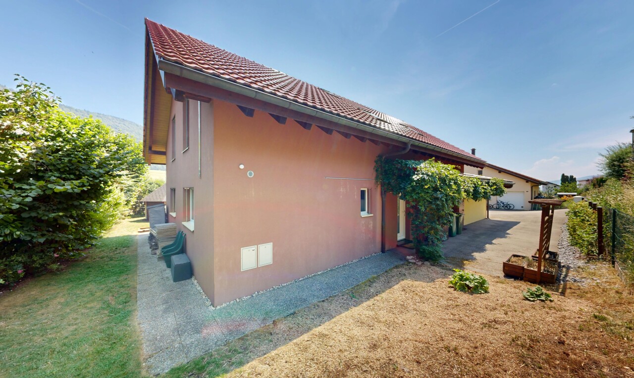 façade avec bardage en stuc, property visible, et day time