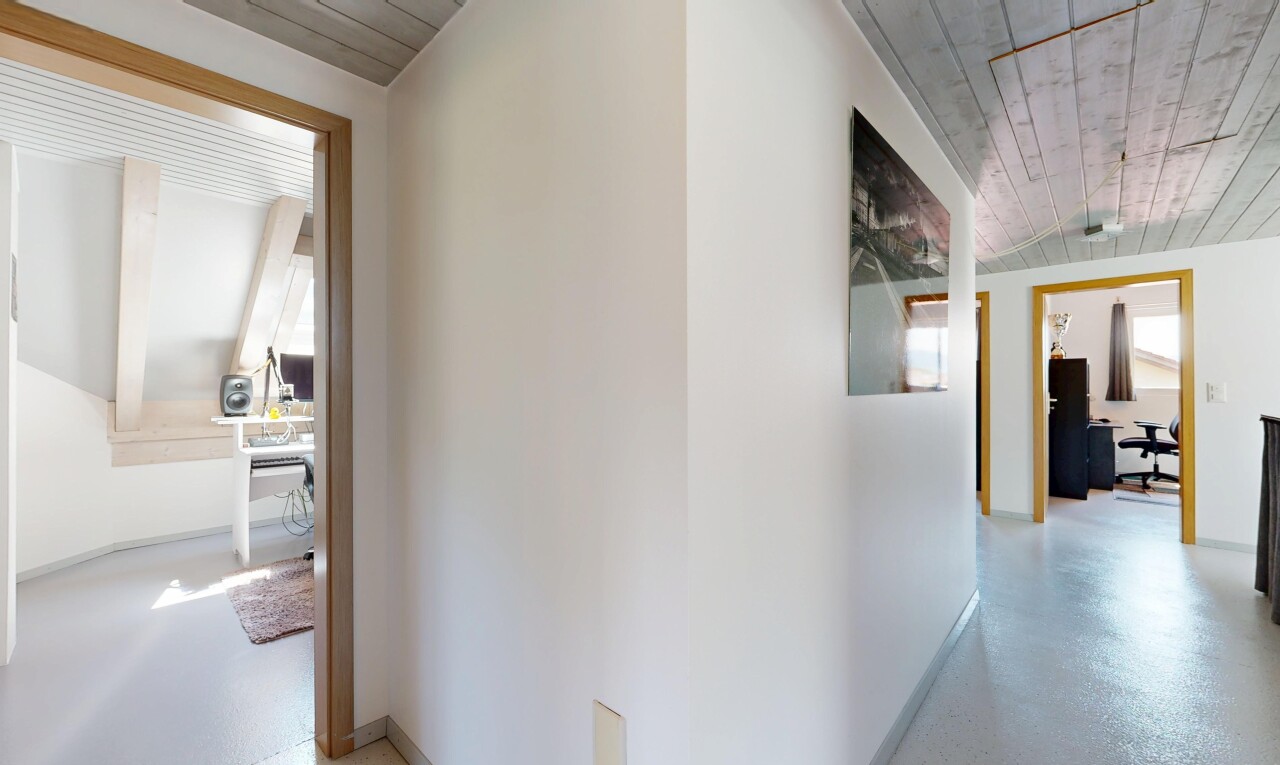 couloir avec cloison sèche, drywall, plafond en bois, wood ceiling, et inside property