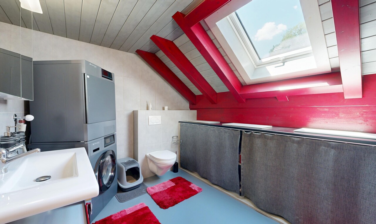 salle de bains avec plafond voûté, vaulted ceiling, puits de lumière, inside property, et lave-linge et sèche-linge superposés