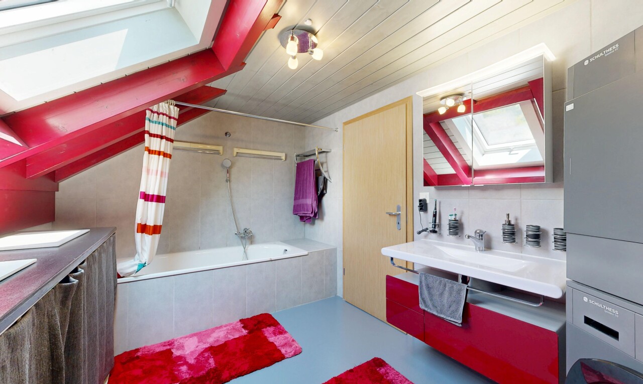 salle de bains avec miroir, douche-bain combinés, salle de bain complète, inside property, et lavabo (ou coiffeuse selon le contexte)