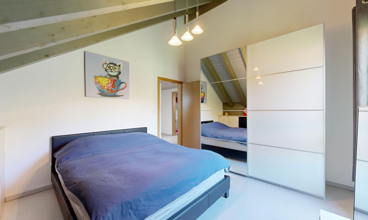 chambre avec cloison sèche, drywall, inside property, plafond à poutres, et beamed ceiling
