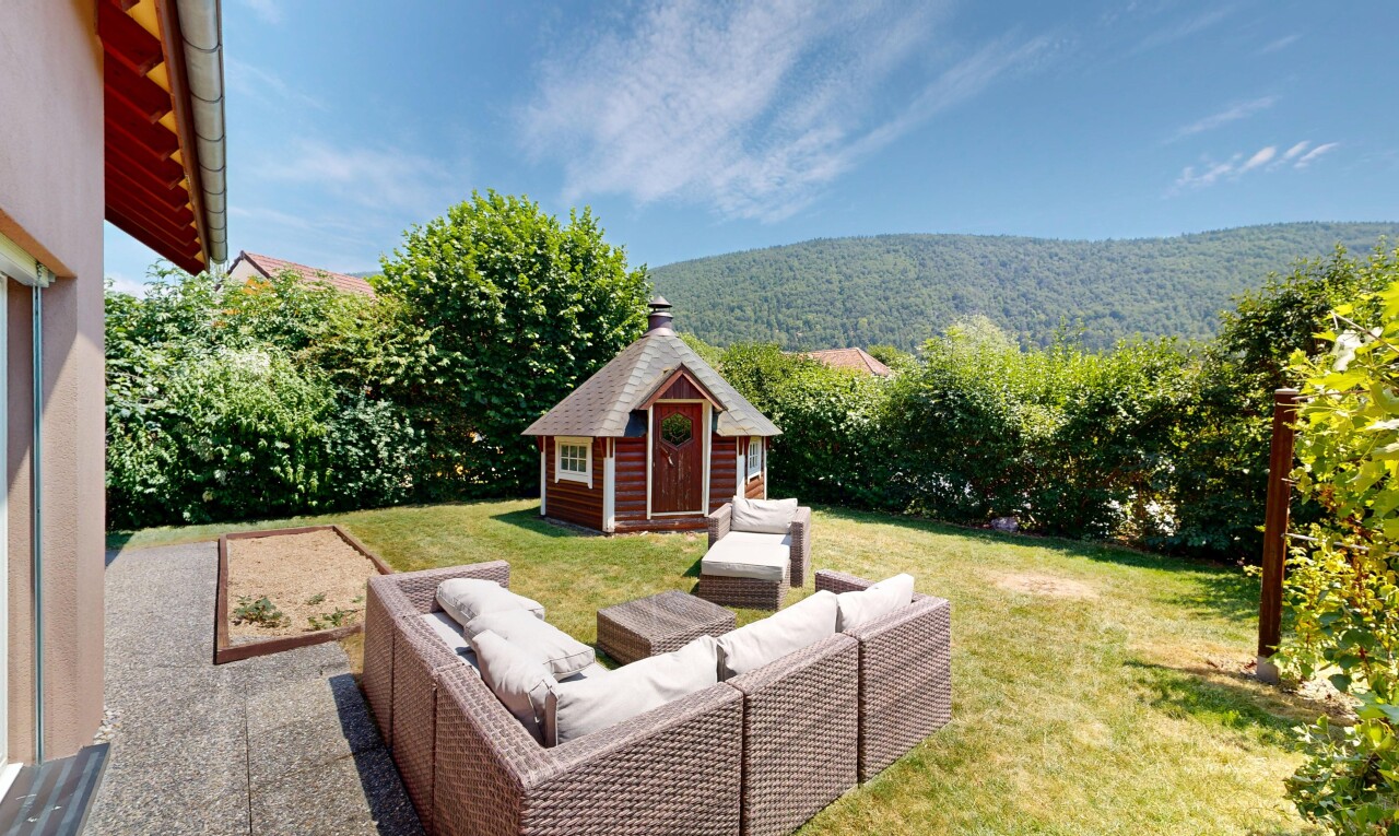 façade avec pelouse, structure extérieure, from property, terrasse, et day time