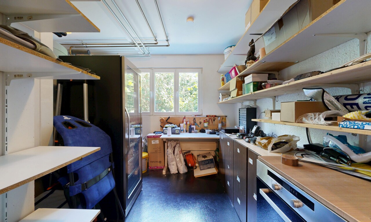 cuisine avec dark floor, inside property, lumière naturelle, natural light, et four