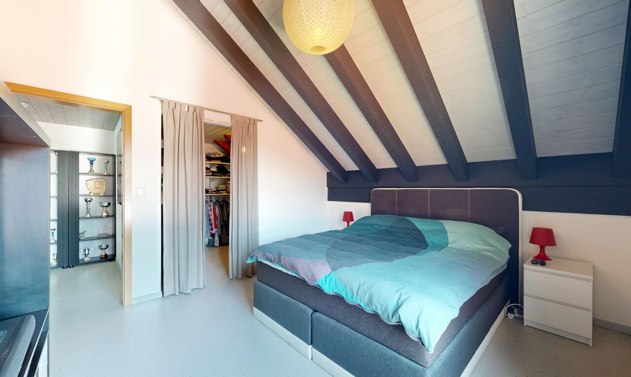 chambre avec plafond à poutres, beamed ceiling, plafond voûté, vaulted ceiling, et cloison sèche