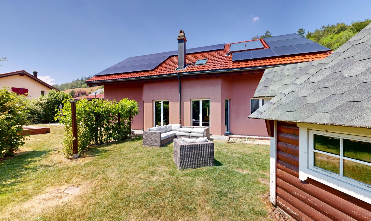 façade avec espace de vie extérieur, property visible, panneaux solaires, day time, et bardage en stuc