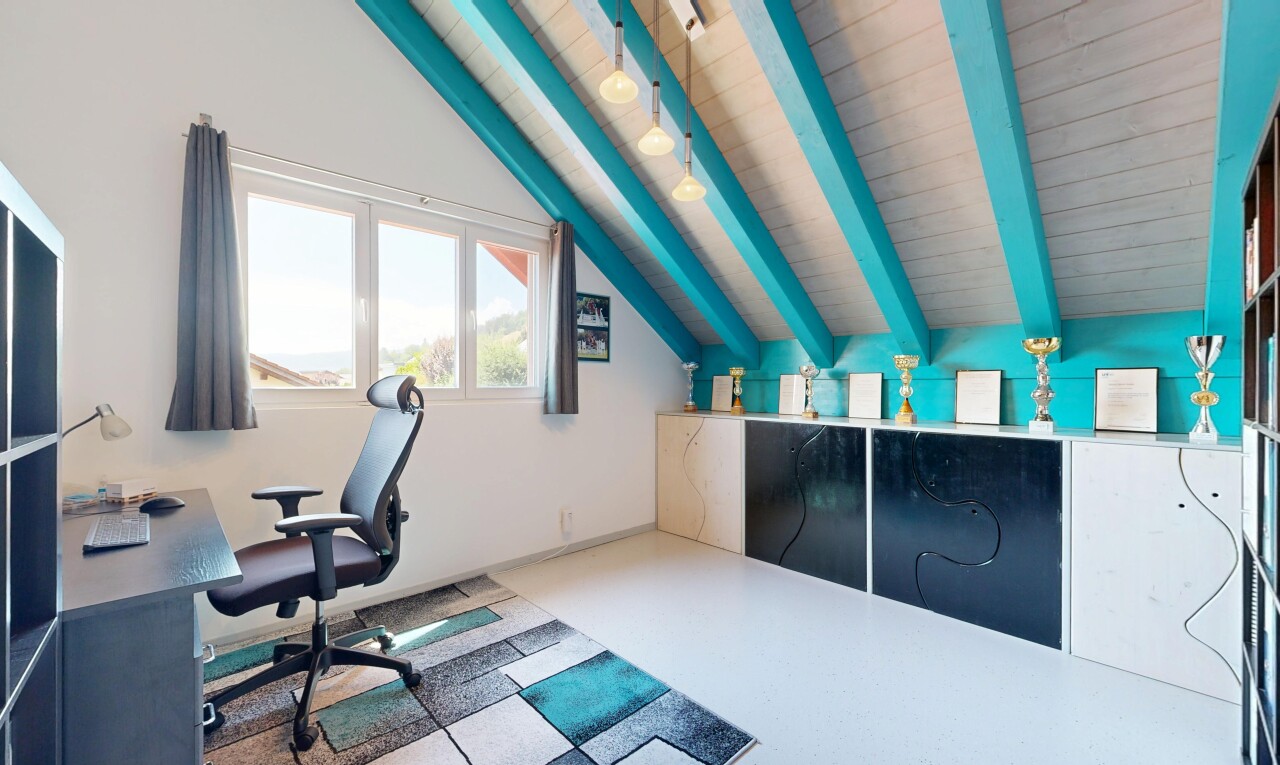 bureau avec espace bureau, drywall, inside community, beamed ceiling, et vaulted ceiling