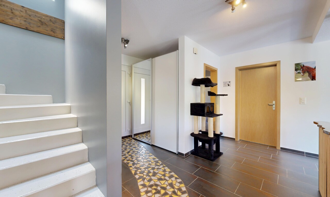 escaliers avec escaliers, cloison sèche, drywall, inside community, et sol en finition bois