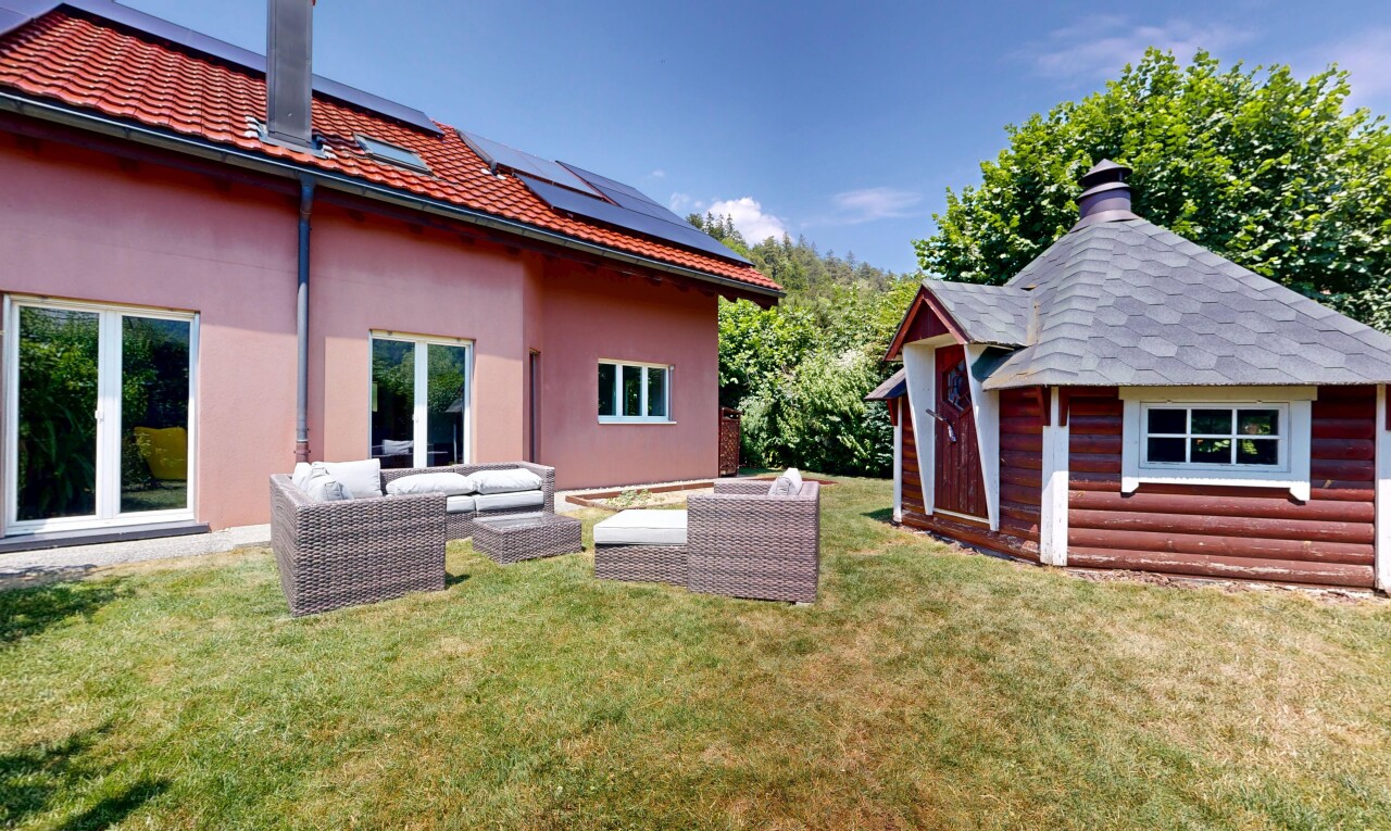 façade avec cheminée, panneaux solaires, espace de vie extérieur, from property, et structure extérieure