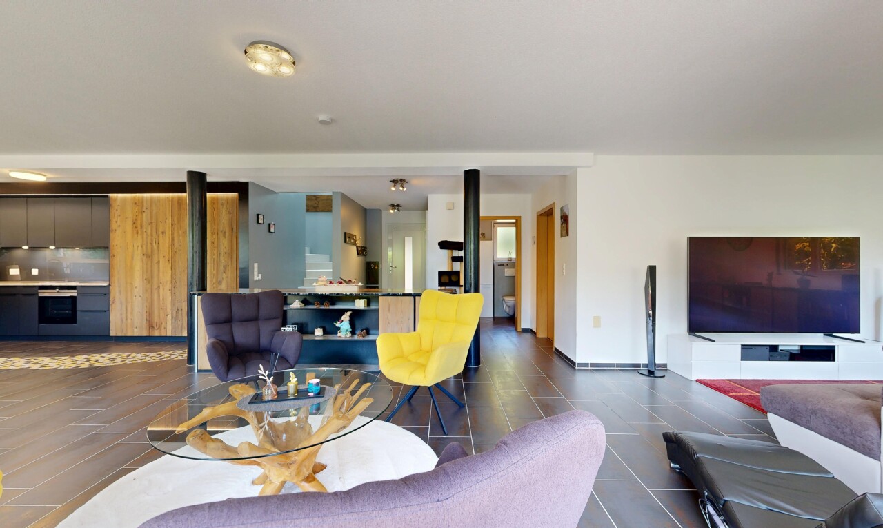 salon avec cloison sèche, drywall, télévision, inside property, et plinthes murales