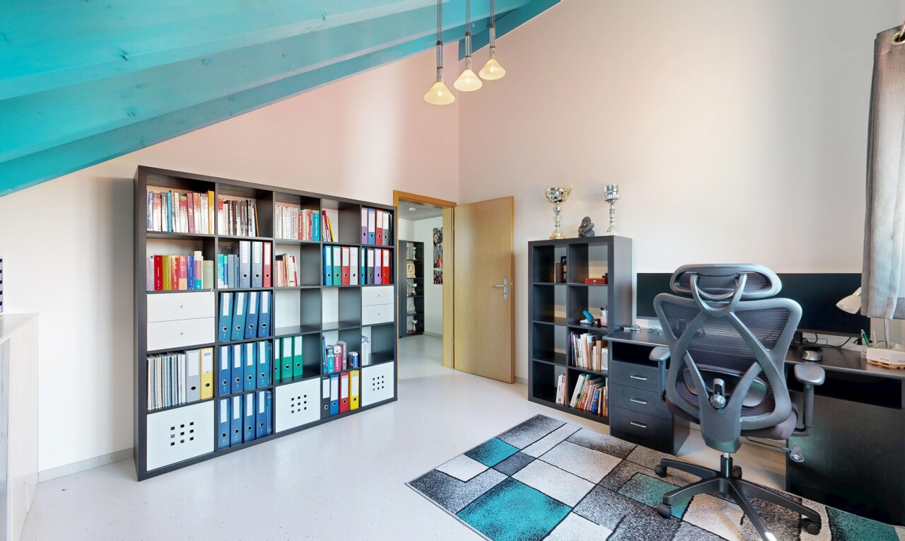 bureau avec cloison sèche, drywall, espace bureau, inside property, et finished concrete floor
