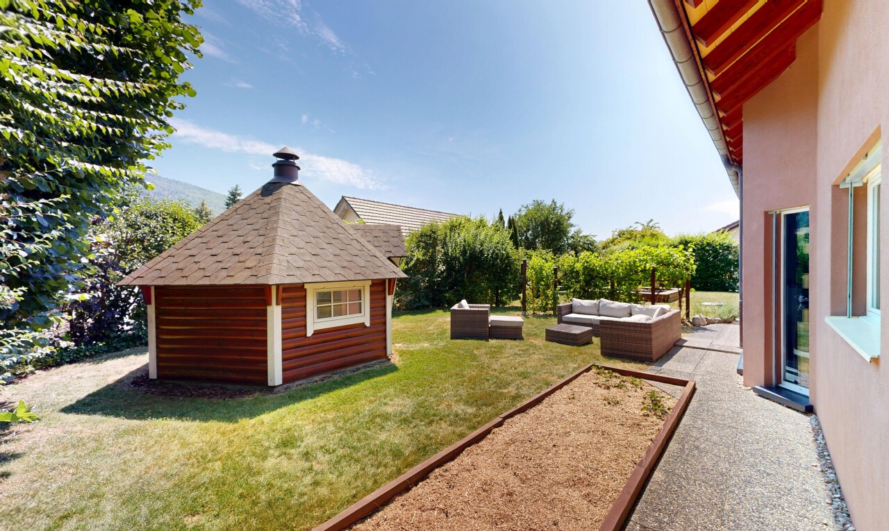 façade avec espace de vie extérieur, from property, jardin, terrasse, et day time