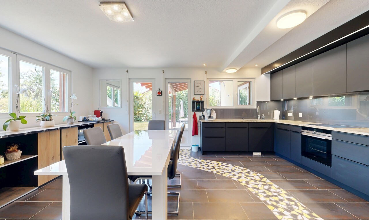 cuisine avec plans de travail, light countertops, four, inside property, et dark floor