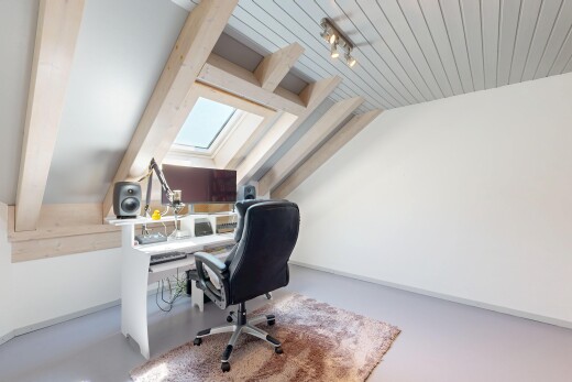 bureau avec puits de lumière, cloison sèche, drywall, finished concrete floor, et sol en béton