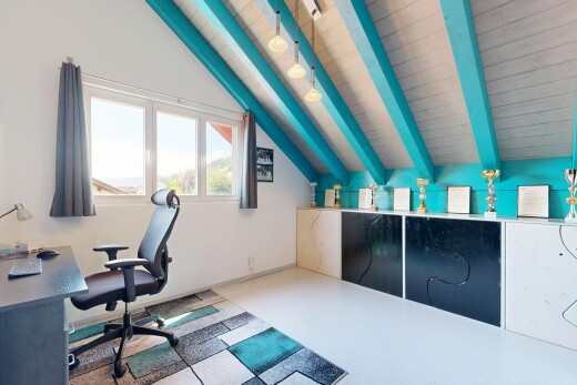 bureau avec espace bureau, drywall, inside community, beamed ceiling, et vaulted ceiling