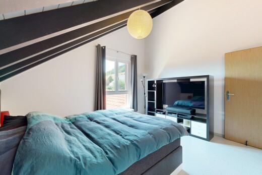 chambre avec cloison sèche, drywall, plafond à poutres, beamed ceiling, et lumière naturelle