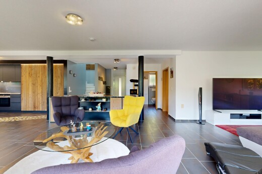 salon avec cloison sèche, drywall, télévision, inside property, et plinthes murales