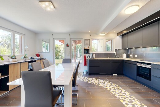 cuisine avec plans de travail, light countertops, four, inside property, et dark floor
