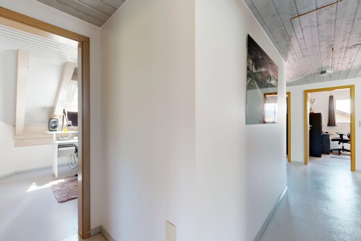 couloir avec cloison sèche, drywall, plafond en bois, wood ceiling, et inside property