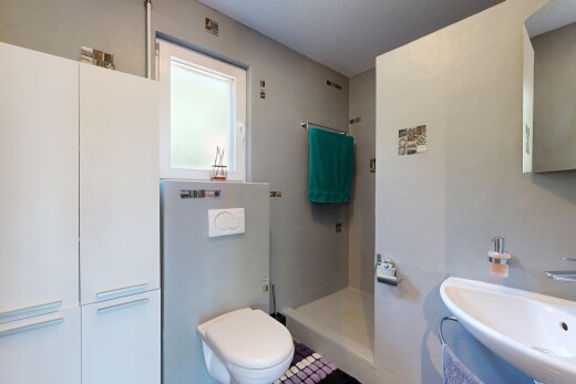 salle de bains avec salle de bain complète, douche, évier, inside property, et miroir