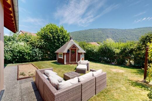façade avec pelouse, structure extérieure, from property, terrasse, et day time