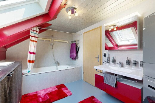salle de bains avec miroir, douche-bain combinés, salle de bain complète, inside property, et lavabo (ou coiffeuse selon le contexte)