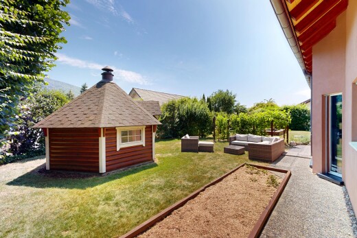 façade avec espace de vie extérieur, from property, jardin, terrasse, et day time