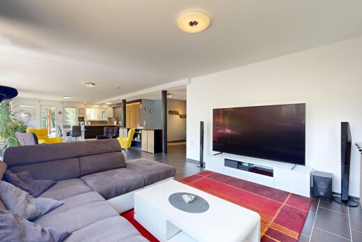 salon avec télévision, cloison sèche, drywall, inside property, et lumière naturelle