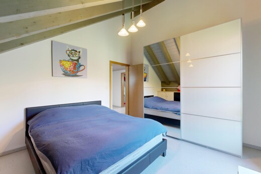 chambre avec cloison sèche, drywall, inside property, plafond à poutres, et beamed ceiling