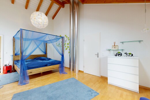 zimmer / schlafzimmer mit high ceiling, hohe decke, wood finish floor, holzfußboden, und vaulted ceiling
