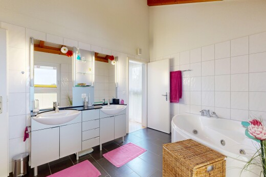 bad mit tile wall, fliesenwand, komplettes badezimmer, doppelwaschtisch, und spiegel