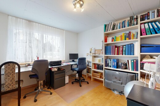 büro mit bürobereich, wood finish floor, holzfußboden, natural light, und natürliches licht