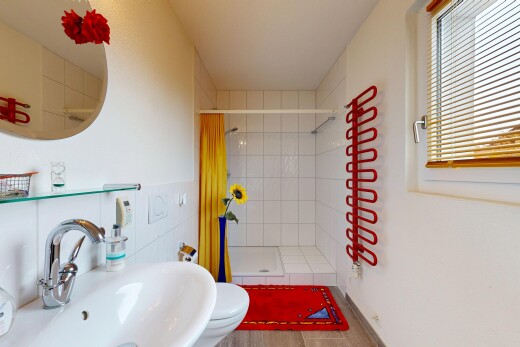 bad mit spiegel, dusche, waschbecken, inside property, und komplettes badezimmer